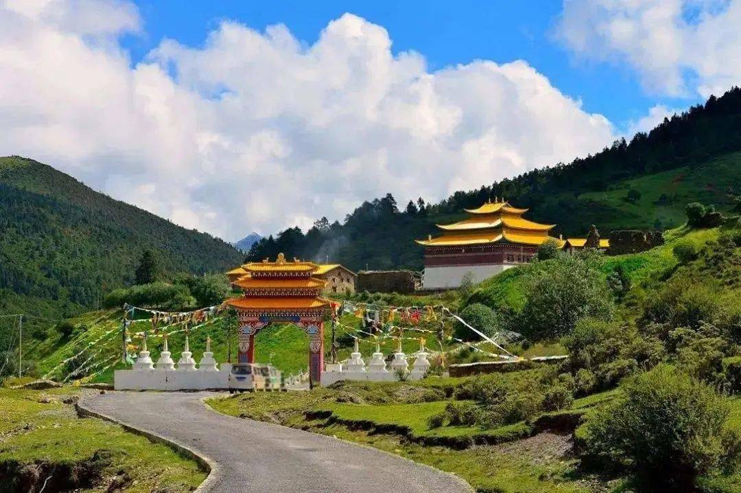 不输稻城亚丁,四川这个低调的小县一到春天惊艳世人!_木里_雪山_海子