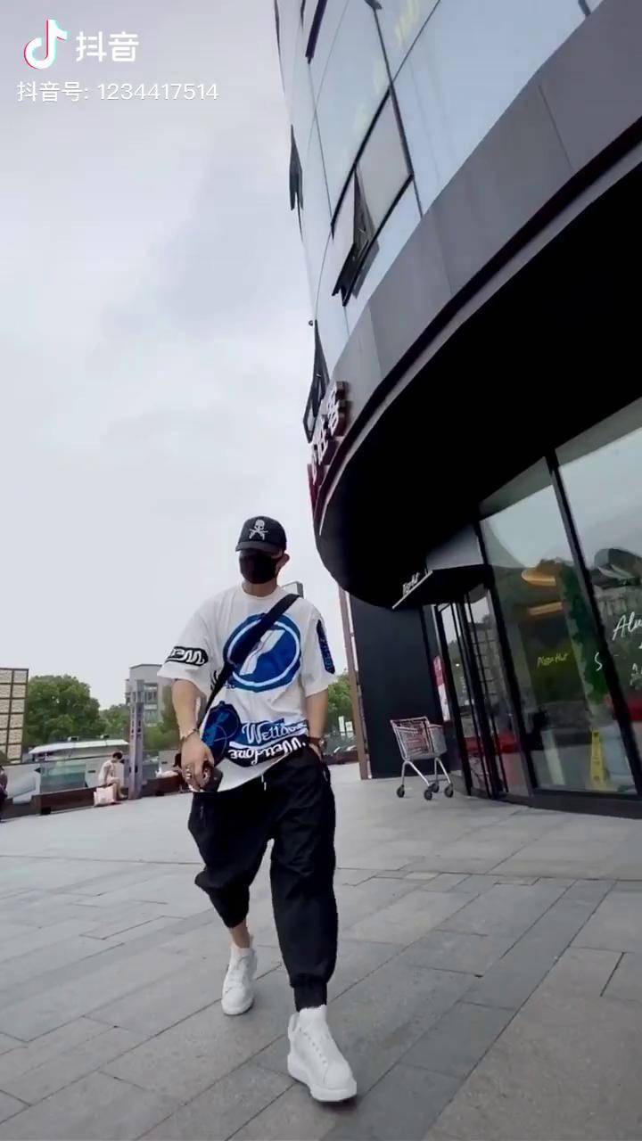 不出意外的话你可以在这个视频里找到亮点炸街街拍潮叔