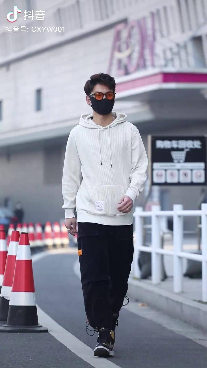 男生连帽水洗卫衣街拍穿搭潮牌穿搭男生穿搭学生穿搭潮牌