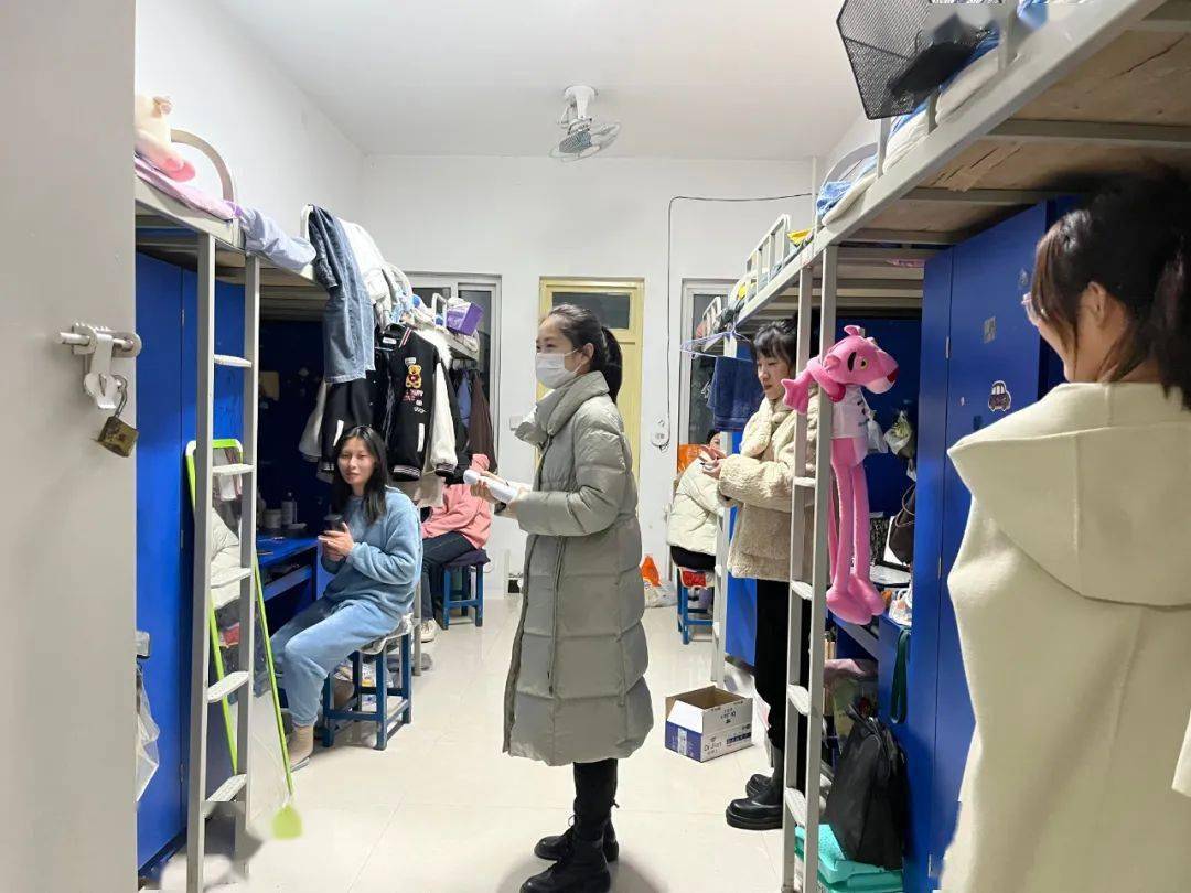 黄河科技学院辅导员响应学校号召,克服重重困难,打包行李,迅速入住