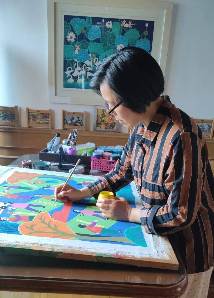 创作中的画家们依次为:陈惠方,戚藕弟,邵其华,盛璞,姚锦生,张斌,张瀞