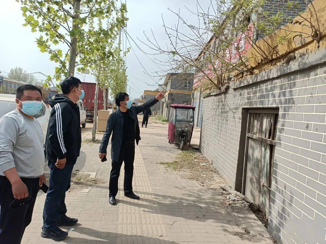 上官镇出动机关干部,村两委干部百余人,全力推进路域环境专项整治