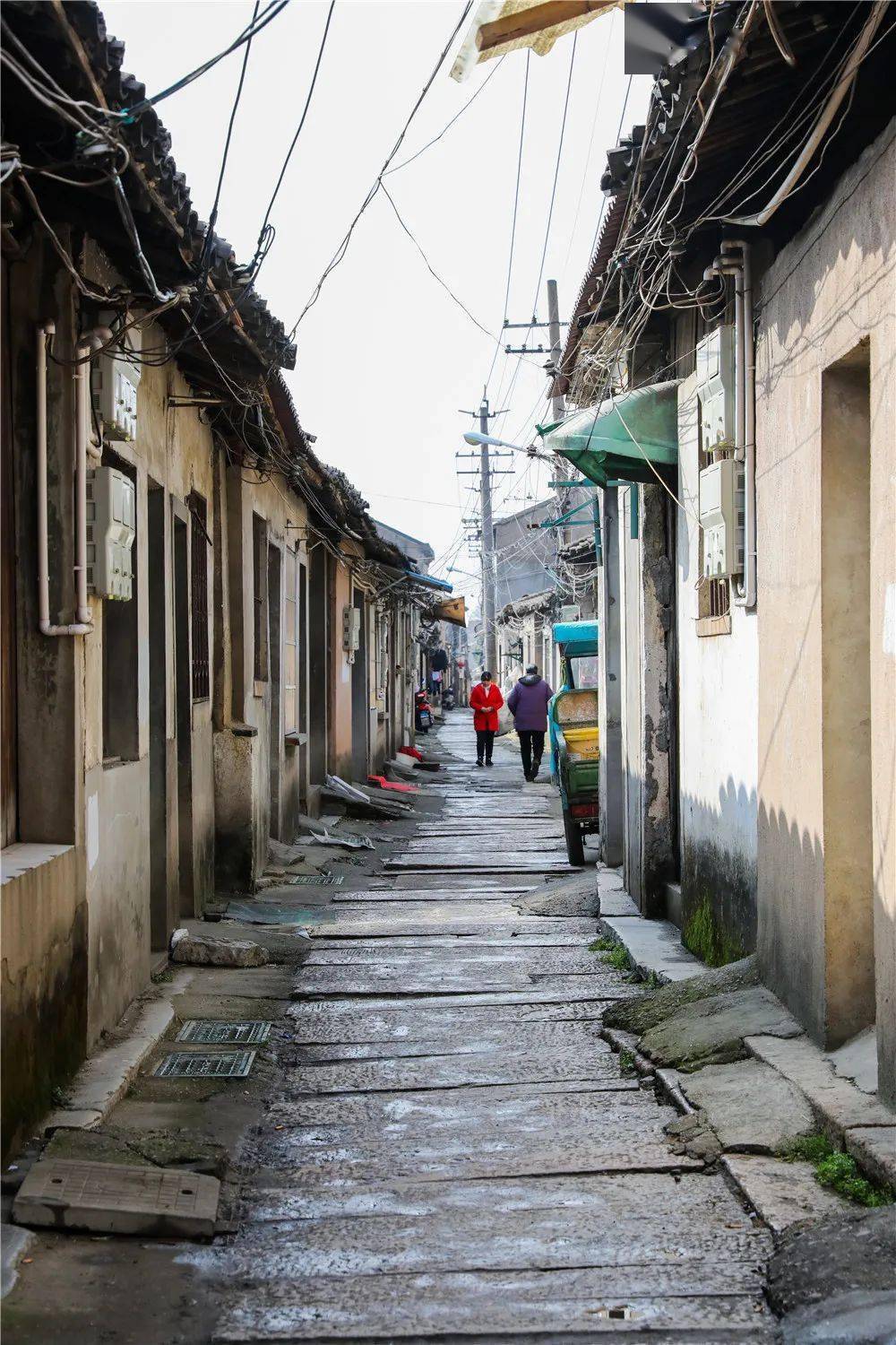 街灰墙,青石甬道那些满载文化碎片的余巷老街,戚墅堰老街……塘桥老街