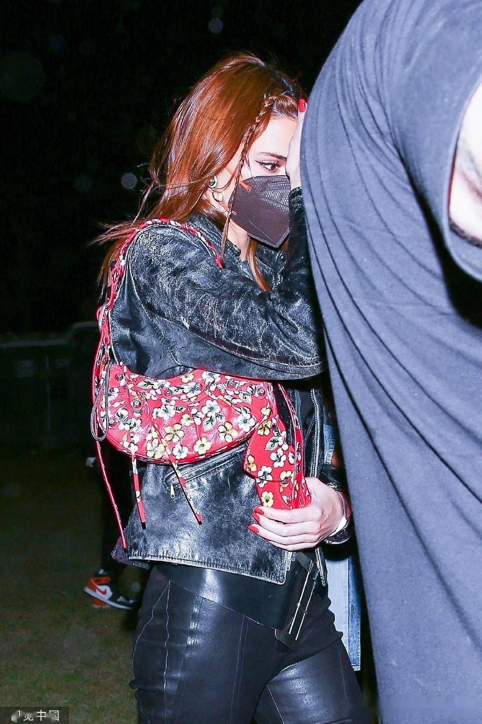 超模肯豆现身科切拉音乐节穿黑色吊带大秀性感身材