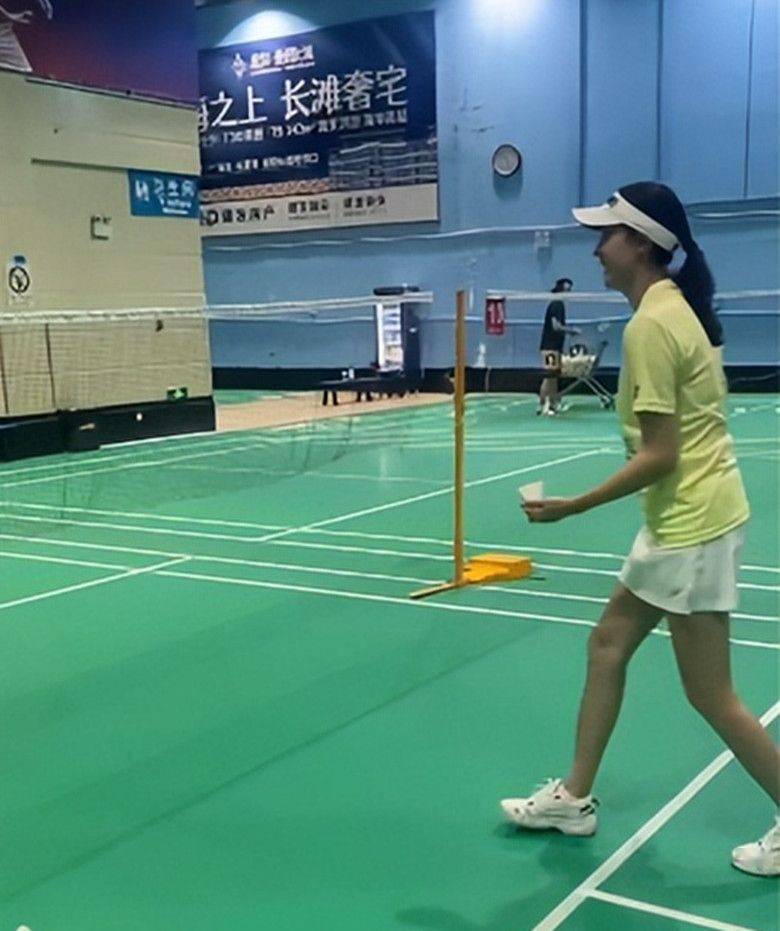 林丹老婆穿短裙打羽毛球腿细长比明星的还好看很自然的漂亮