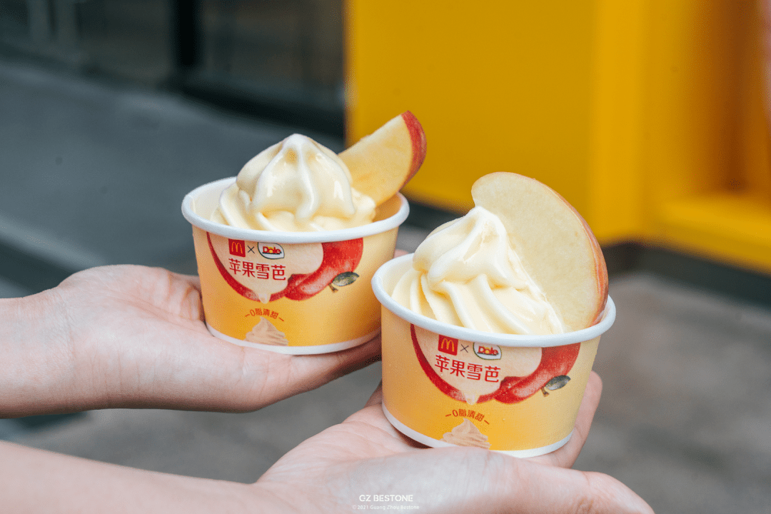 买一份苹果片插在冰淇淋上,颜值一下子高了不少~记得先切好再买雪糕噢