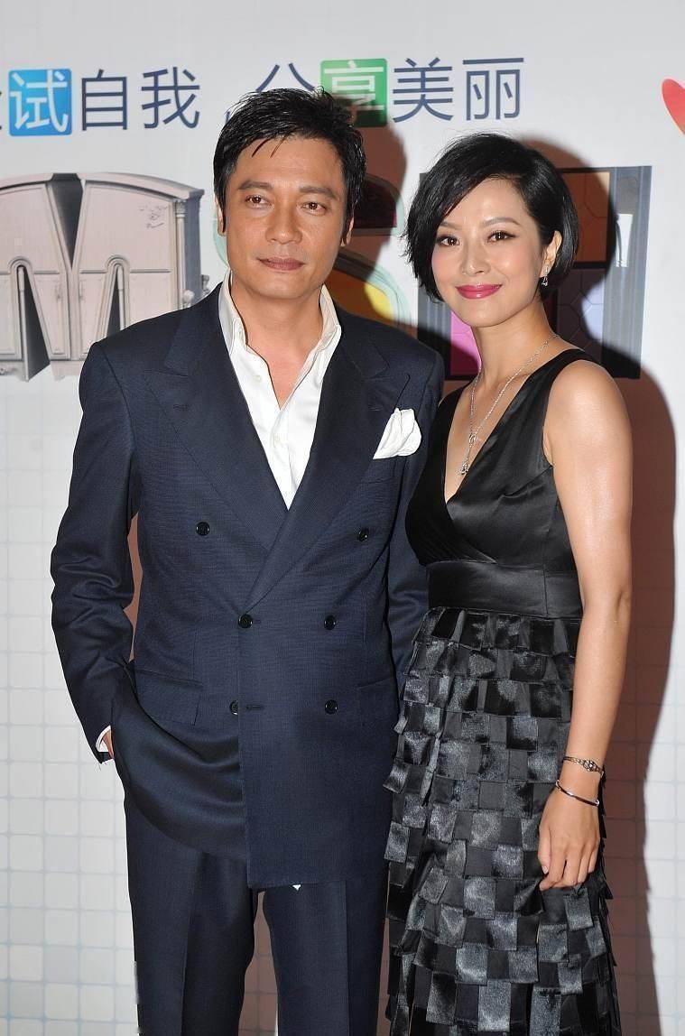 罗嘉良妻子高贵知性穿拼接开叉裙秀高挑身材看气质就知不一般