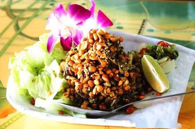 这是一道非常家常的缅甸菜,将鸡肉用姜,辣椒,桂皮,黑胡椒和盐腌制后入