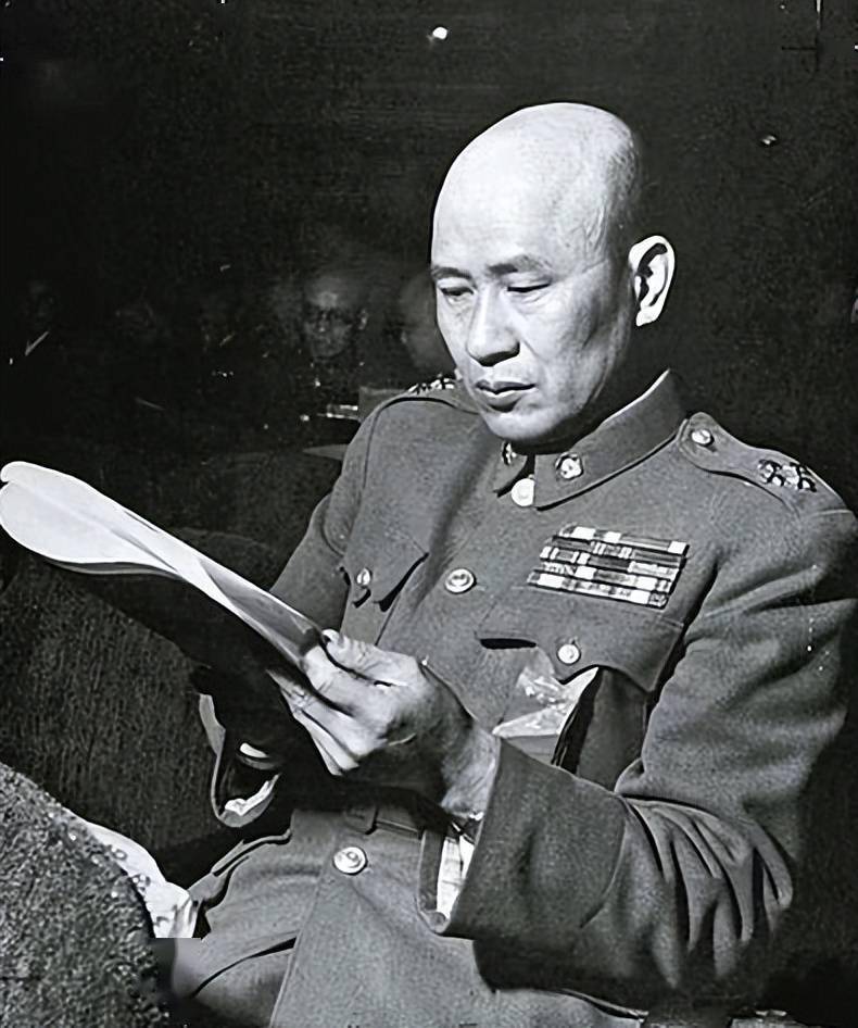 1948年,上校美眷在病房半夜遭6人凌辱,惊动老蒋,4名军官被枪毙
