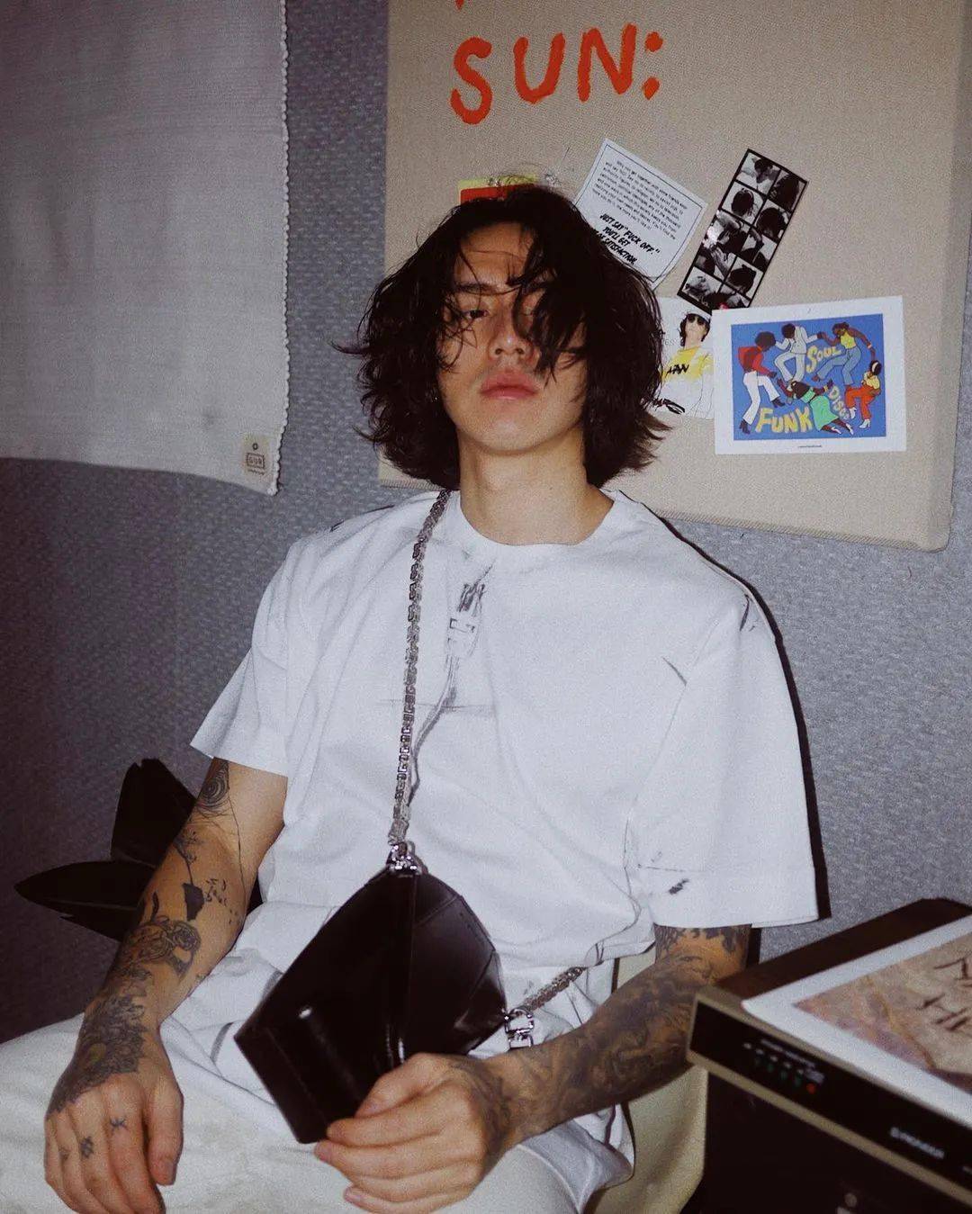 纹身男孩都穿什么风格?_朴宰范_硬汉_王信凯