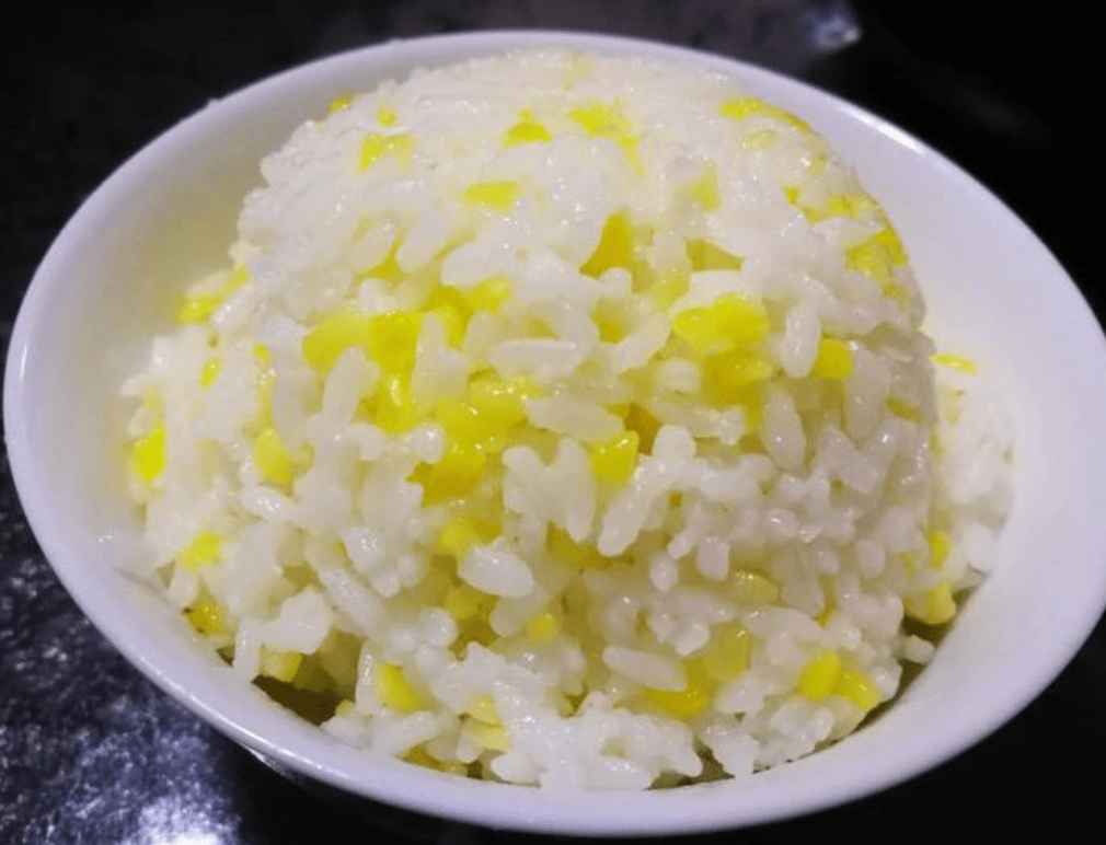 葱油南瓜肉丝炒大白菜,黑芝麻大米饭牛奶天润浓缩酸奶星期三午餐玉米