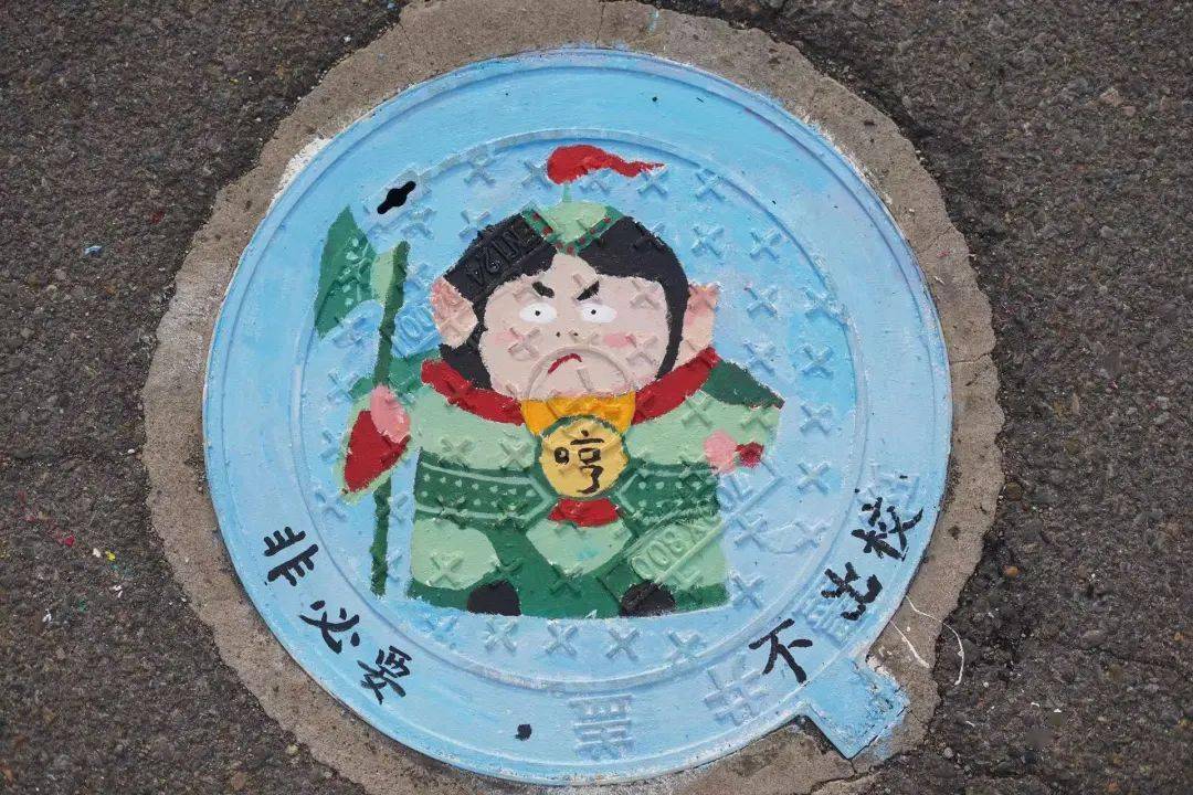 赞大学生墙绘协会给井盖化妆啦