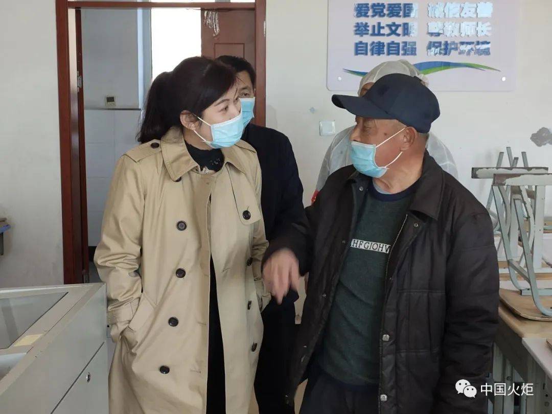 4月16日,集贤县教体局书记,关工委主任陪同副县长,看望在核酸检测中的