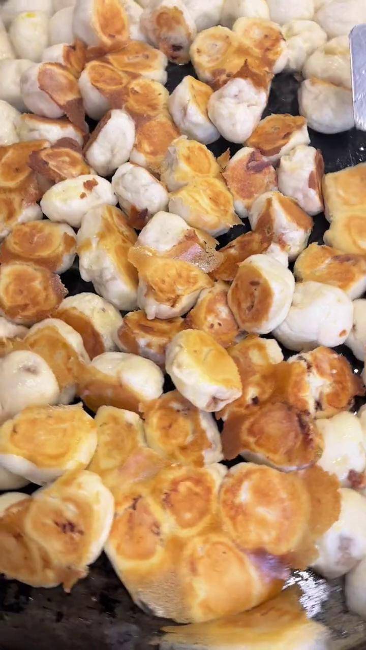 郑州更憨实的水煎包1块钱给俩个头比洋鸡蛋都大郑州美食攻略网红打卡