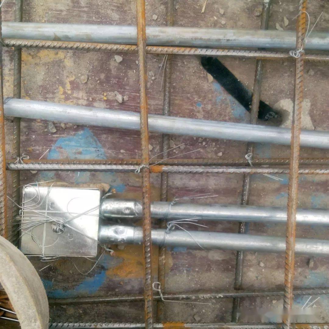 建筑工程中常用的四种电气导管:pvc管(硬化聚氯乙烯管),kbg管(扣压式