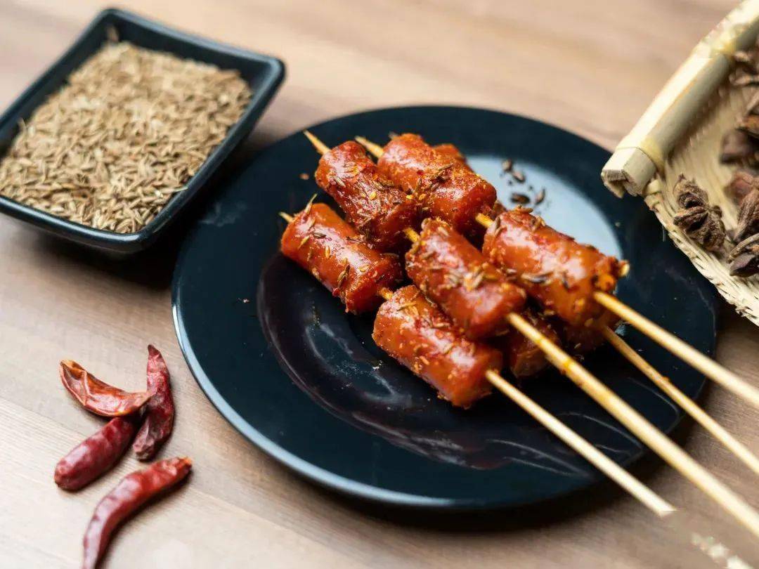 长沙特色小香肠烤制后搭配美味的调料就可上桌,一口接一口,不想放下手