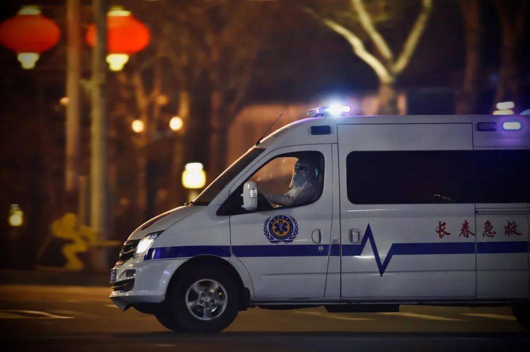 骑着电动车的志愿者在街角稍作停歇.