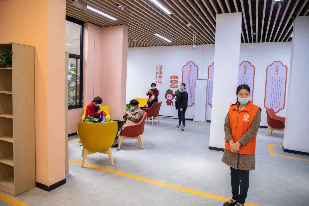 东柿里邻里场景包含东柿里,文化礼堂,邻里公约及东柿新议广场等.