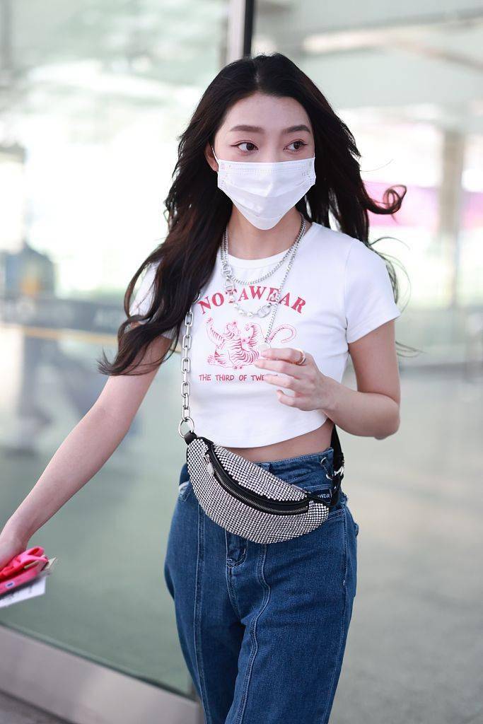 李紫婷穿露脐半袖t恤搭配阔腿牛仔裤点缀小腰包休闲俏皮