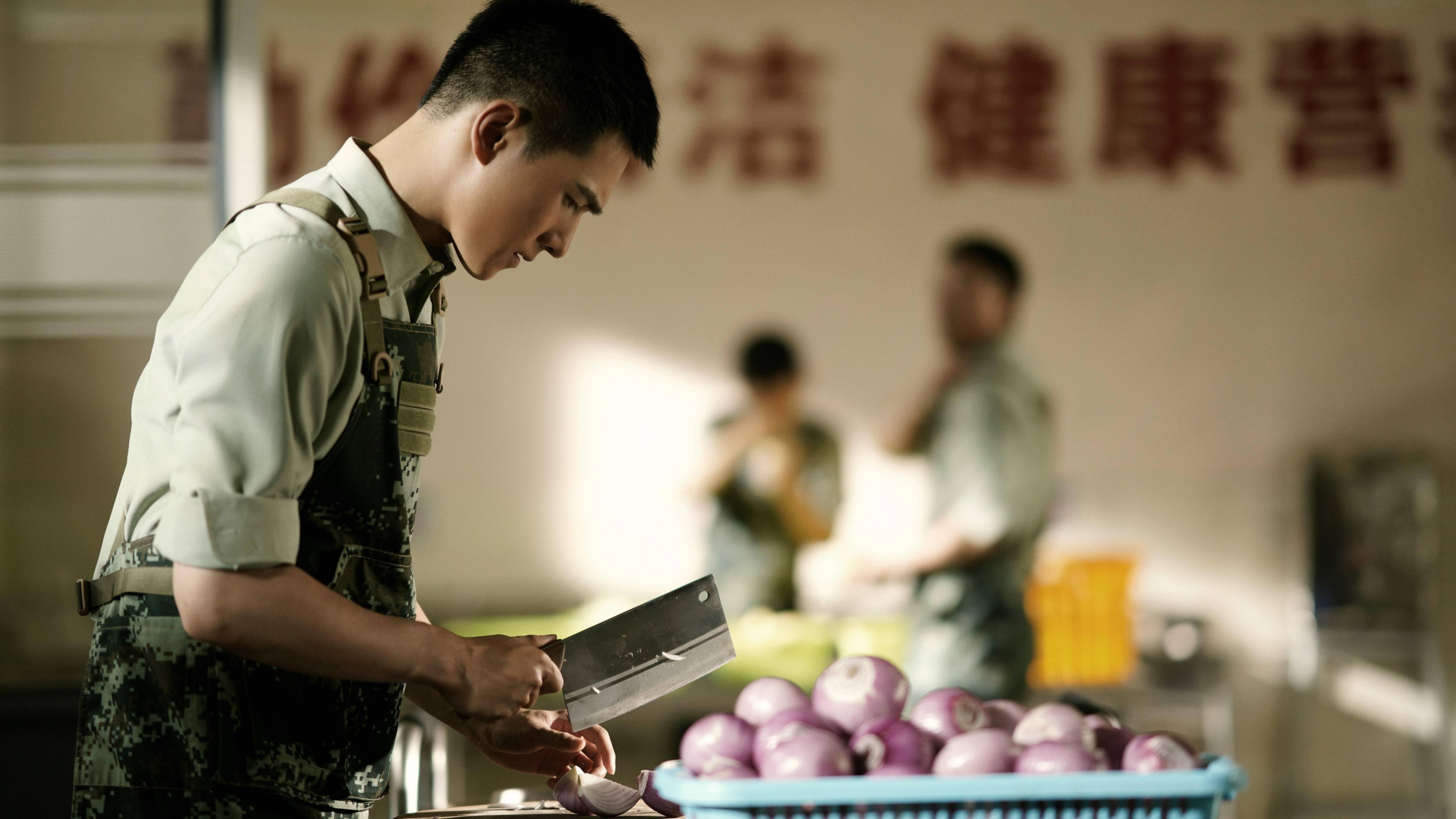 还有郭洺宇饰演的白龙,有一场爆破戏需要将演员掩埋在地下,为了更好地