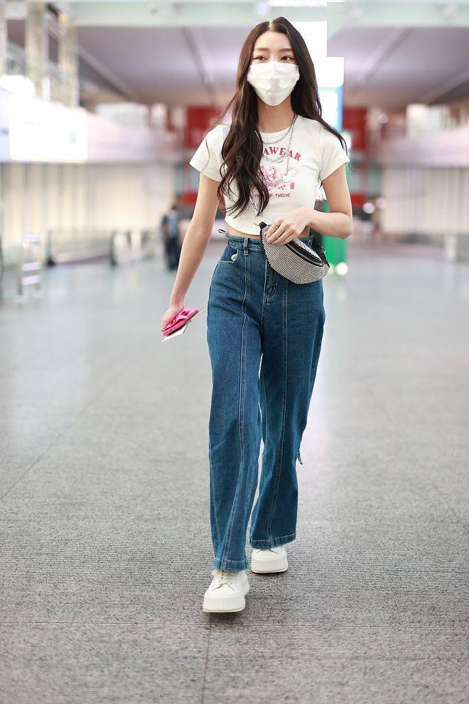 李紫婷穿露脐半袖t恤搭配阔腿牛仔裤点缀小腰包休闲俏皮