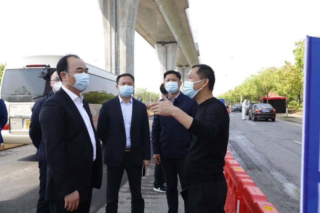 在潭洲大道检测点,岳麓区委副书记,区长蔡锋听取该检测点疫情防控