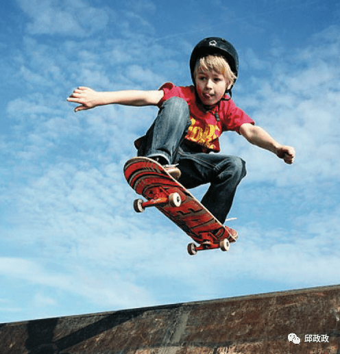effortlessly"因为 字面意思是穿着溜冰鞋经过,有种说法"skate by"但