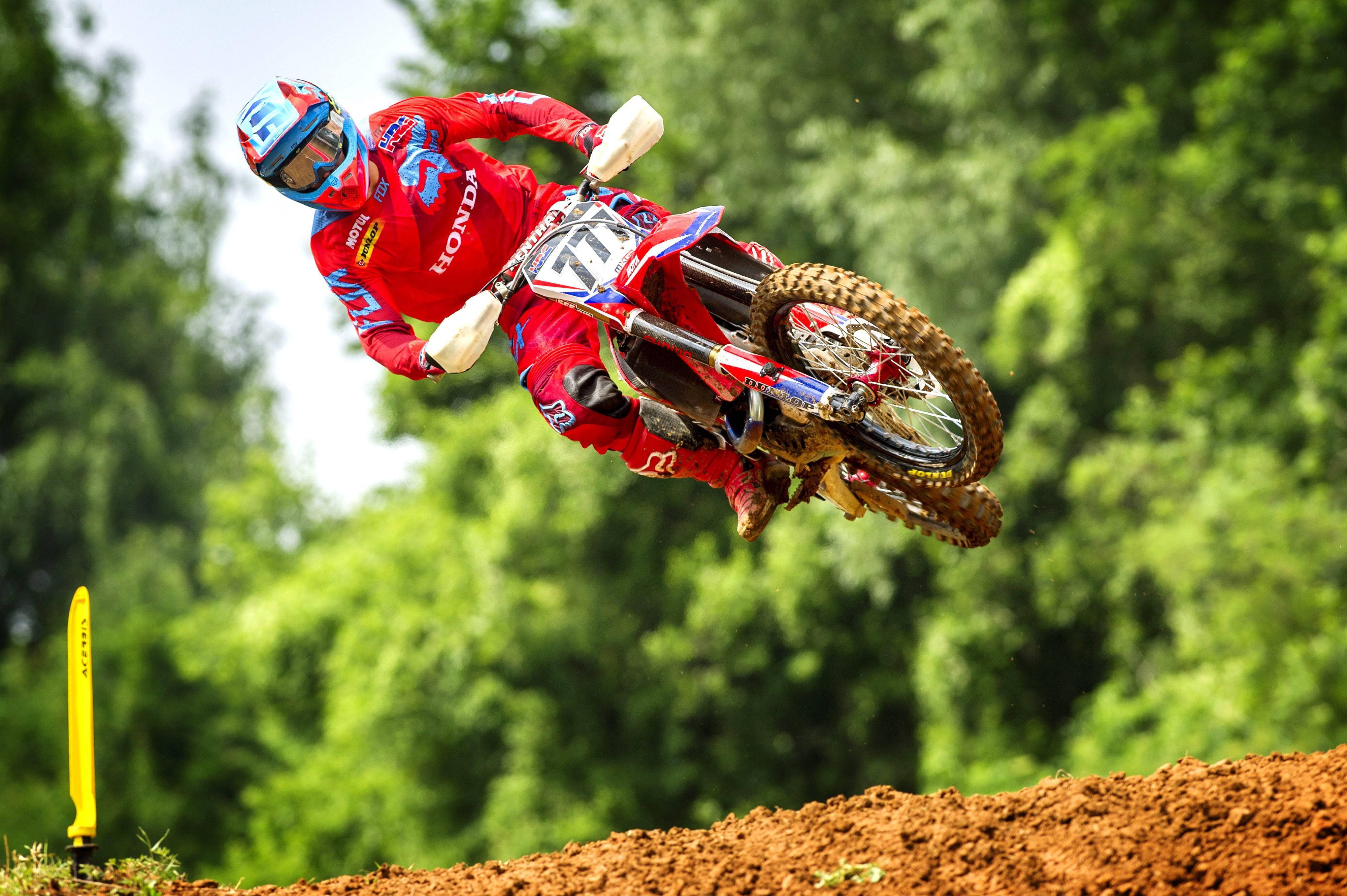 特写俄罗斯越野车手波布里舍夫