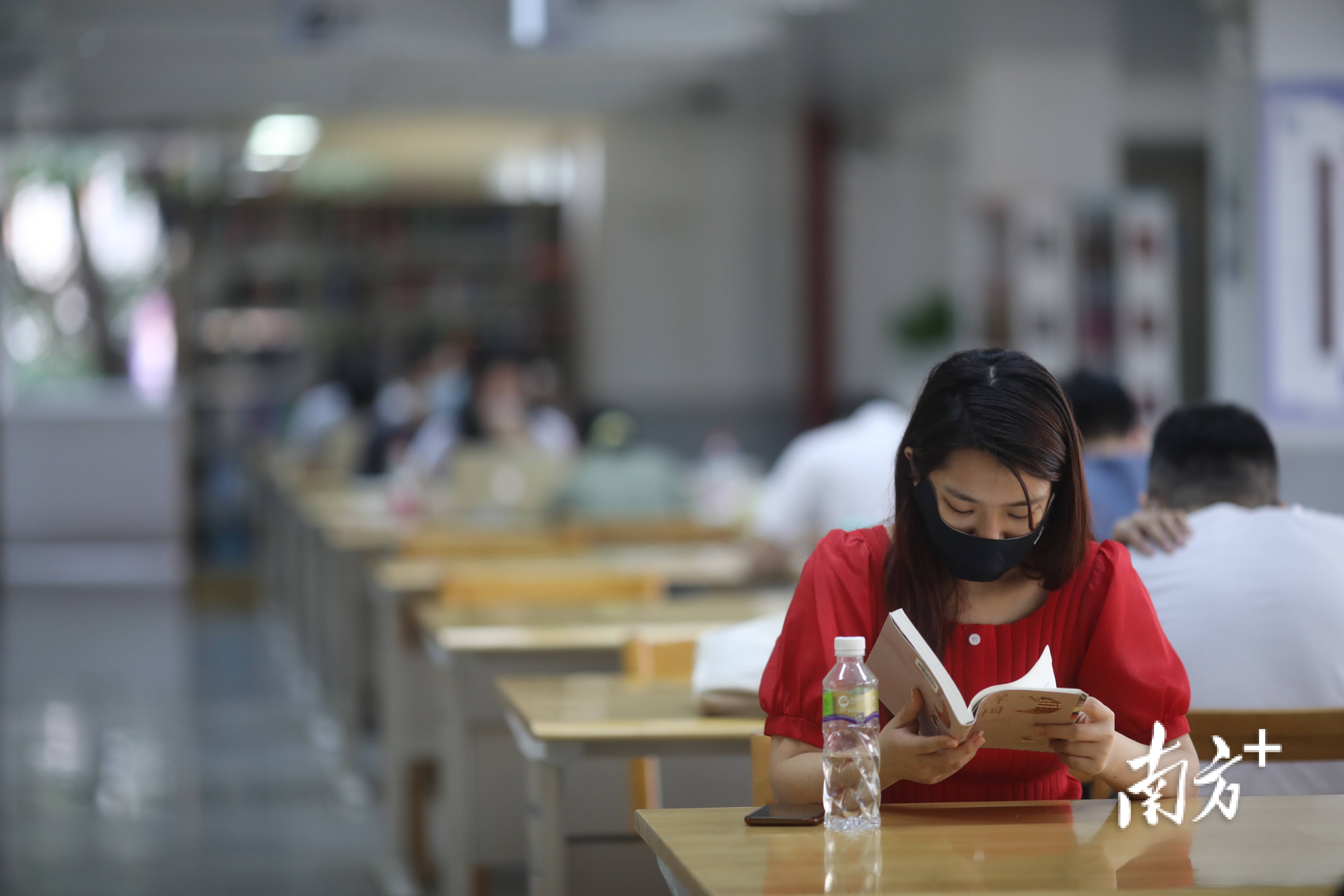 不少年轻人正悄悄读书他们的阅读力远超你想象