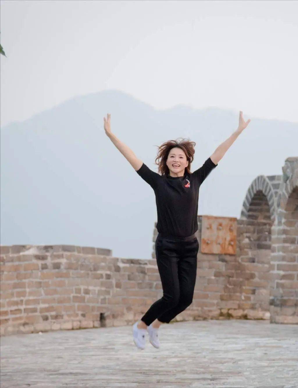 董卿人到中年穿t恤紧身裤体态很年轻而且素颜还这么自信