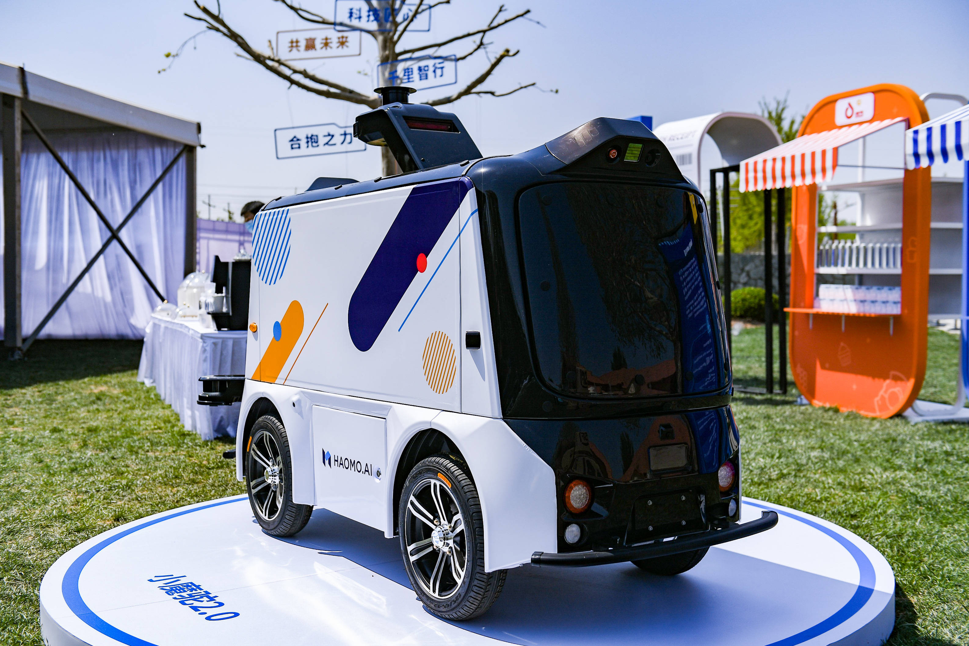 自动驾驶两条腿走路无人物流车降至10万元级