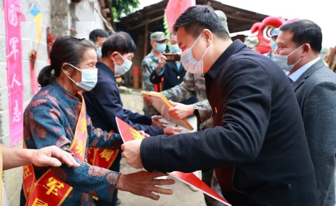 喜報桂平市蒙圩鎮喜炮轟鳴市長上門送牌匾