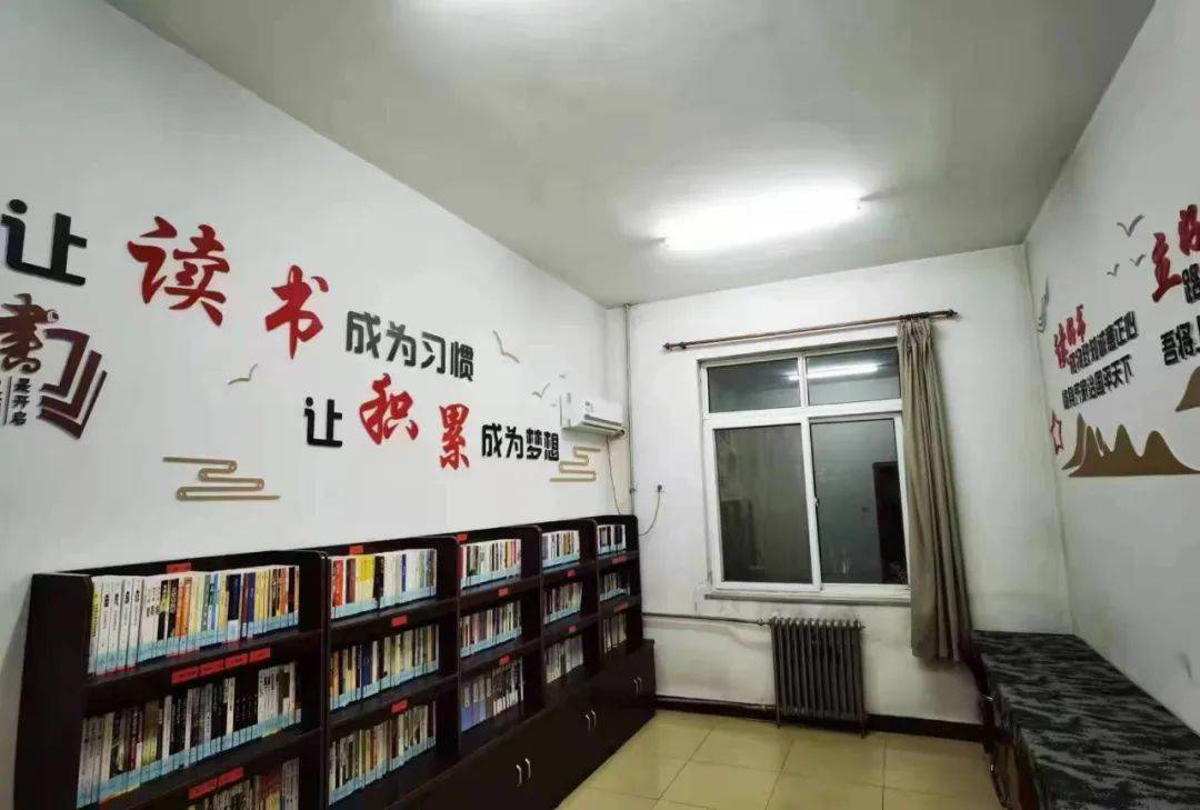 定期深入军营,把文化拥军作为图书馆服务的提升点,让图书架起图书馆与