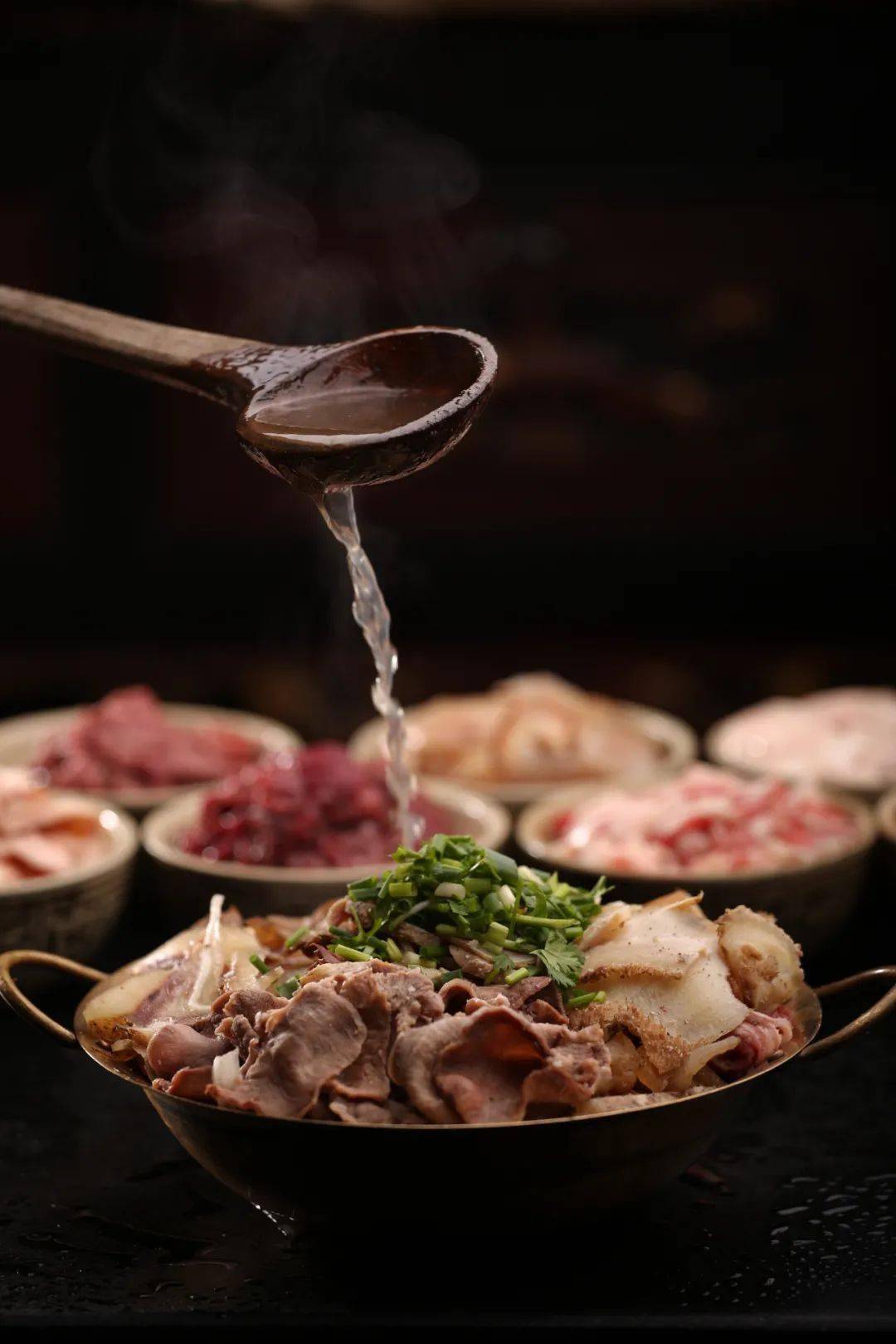 四川电视台和乐山电视台的专题采访享誉全国乃至世界游记肥肠制作非常