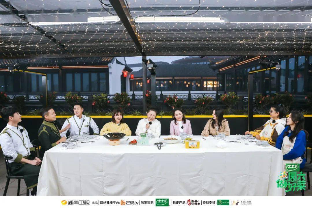 碰撞中在"魔方厨房"中迎接当地的美食打卡人国民星厨林述巍与鲜厨袁龙