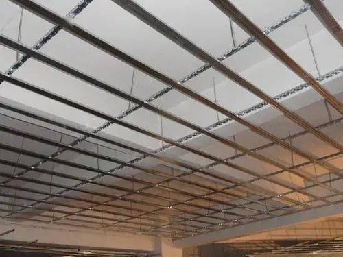 为什么吊顶会开裂?该如何预防和处理?_施工_龙骨_吊杆