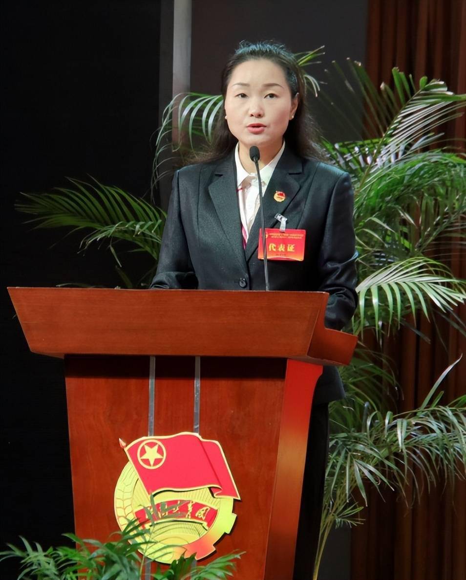 在她的带领下,武昌理工学院团委5次被团中央评为暑期"三下乡"社会实践