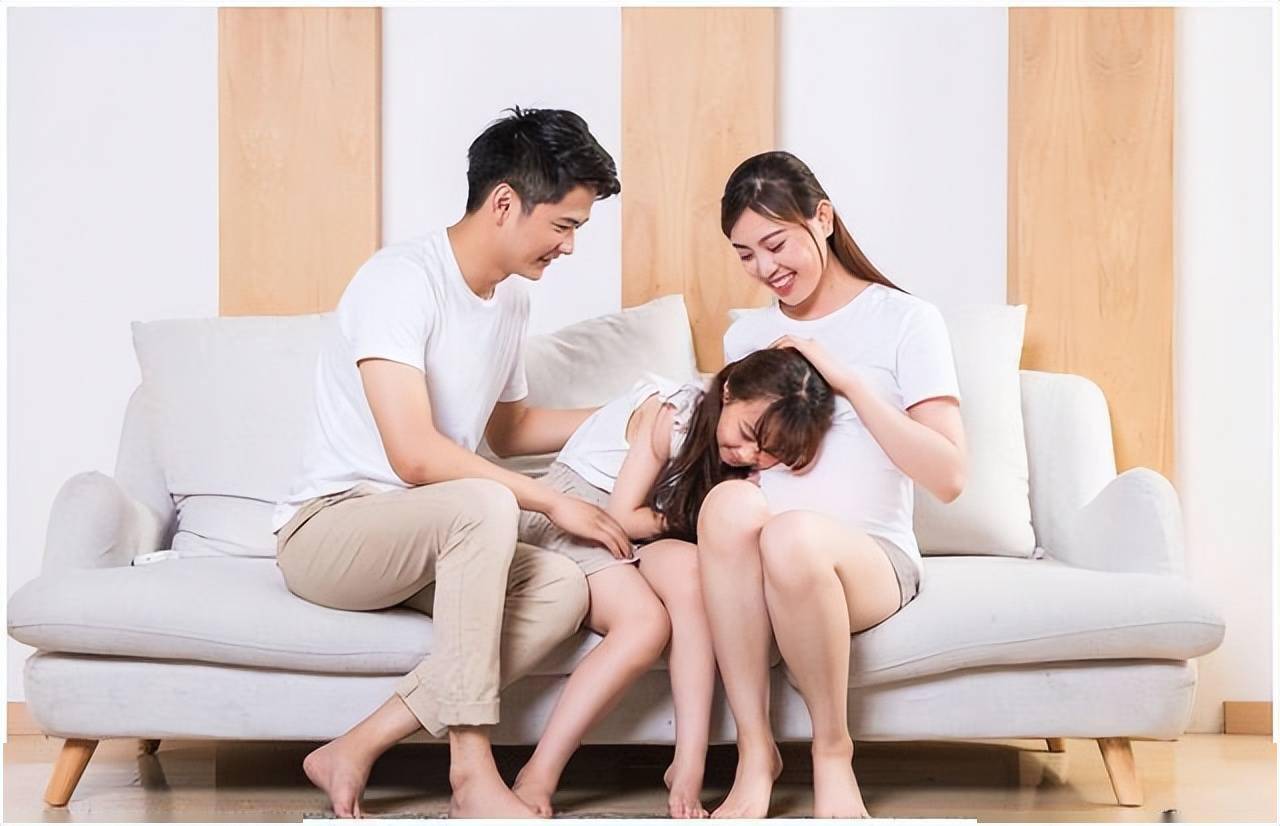 底下的评论,有骂她本人上赶着当"男宝妈"的,也有骂她婆婆"重男轻女"