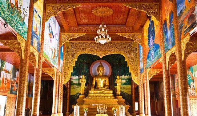 原创造型呈坐佛形的傣王朝皇家寺院景飘佛寺佛像庄重气势恢宏