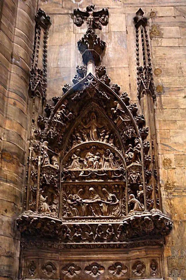 精雕细刻米兰大教堂内