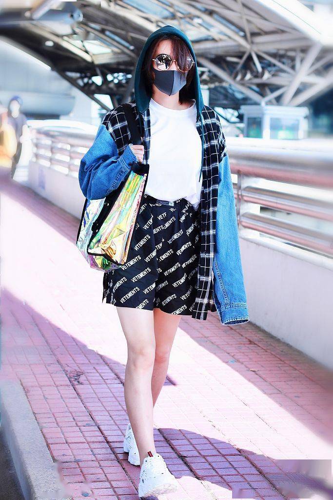 张馨予穿牛仔格纹拼接帽衫内搭纯白t恤 黑色字母花纹短裤