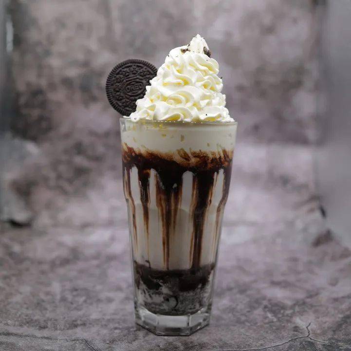 奥利奥雪顶热可可草莓酸奶杯=)天气升温,被尘封的胃口该被唤醒啦!