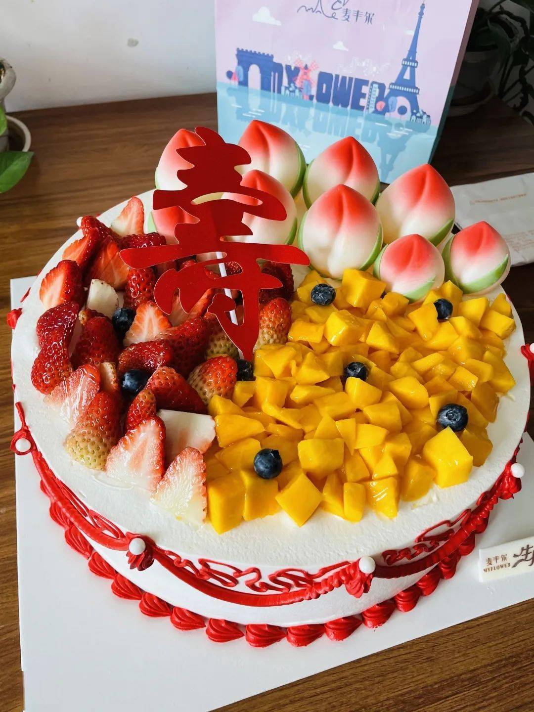 就在奶奶静静看电视的时候院长和护理员们带着蛋糕唱着生日歌来给