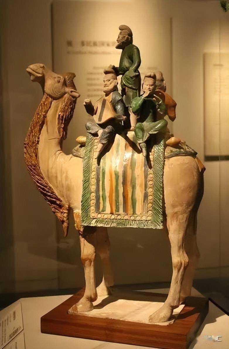 骆驼胡人乐舞三彩俑图片