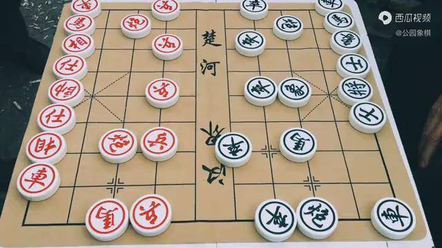 兩個公園象棋高手激烈對戰全程都很精彩雙方下棋太厲害了