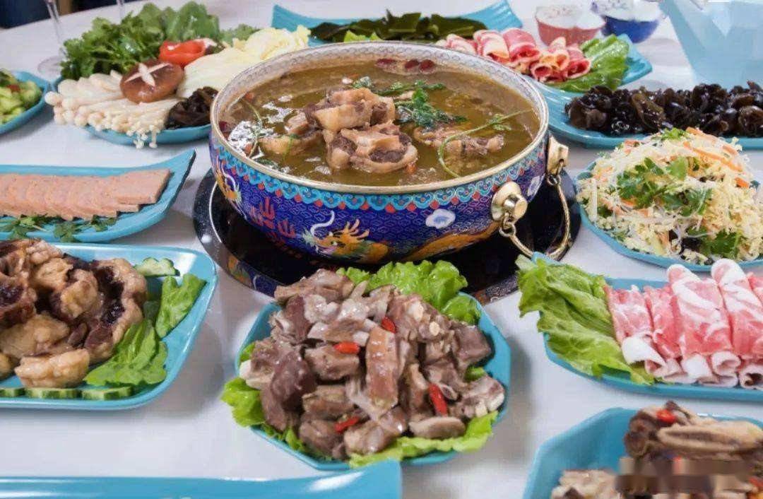 其次,内蒙也有自己的菜系,内蒙菜一般被叫做蒙古菜,或者是蒙菜!