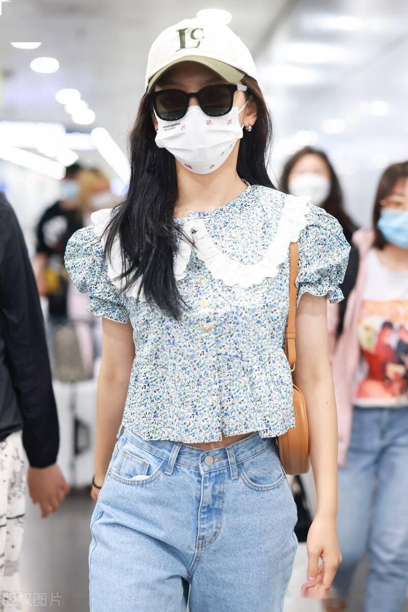 街拍章若楠戴棒球帽清新可爱一路走来吸引粉丝围观