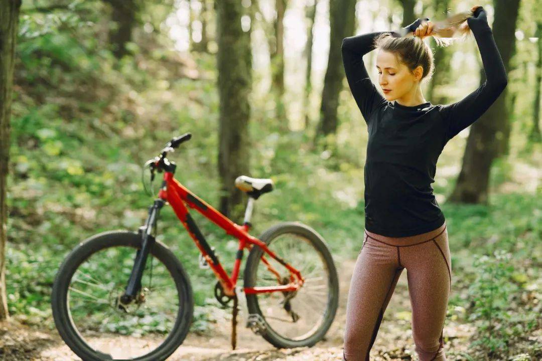 给你发送了50张美女骑行壁纸