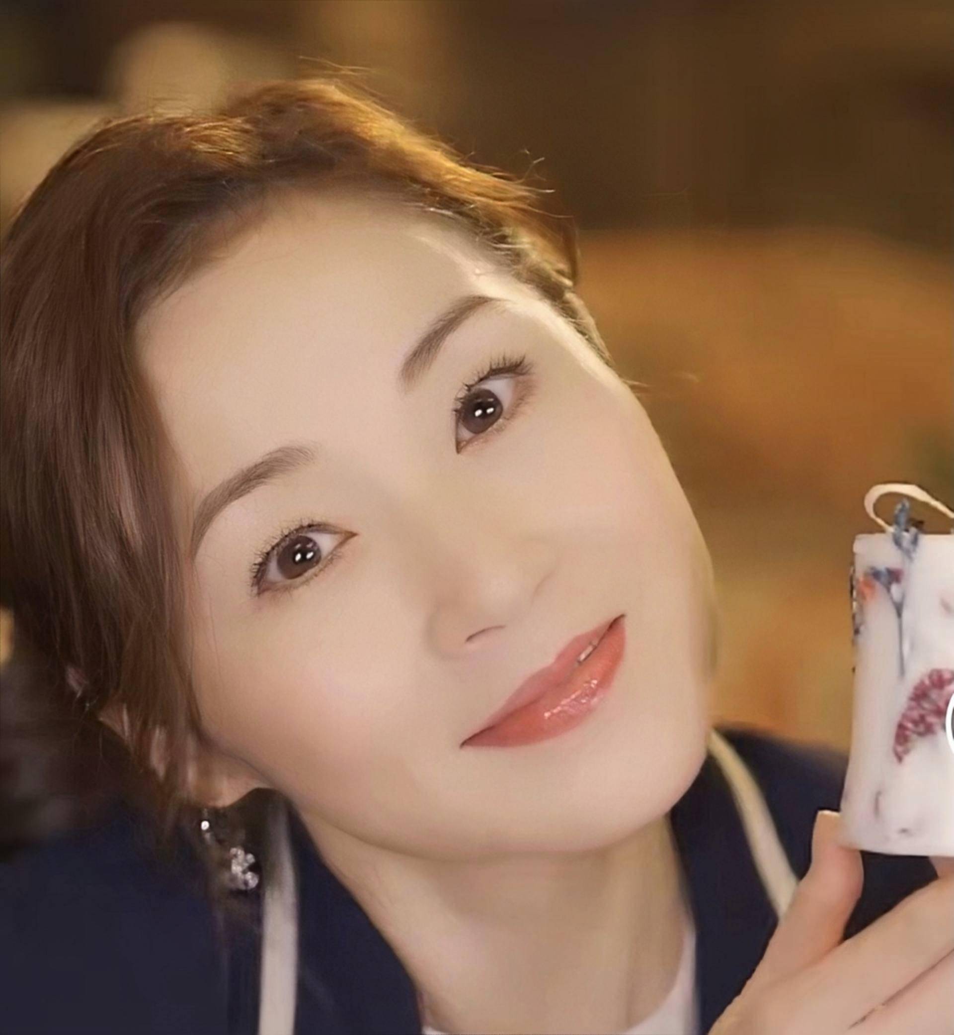 亲自拍片宣传,42寸大白腿成功抢镜_万绮雯_剧集_生活