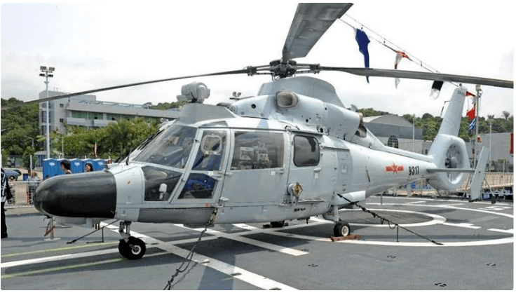 解放军卡28反潜直升机巡航台海身边还有4架歼16